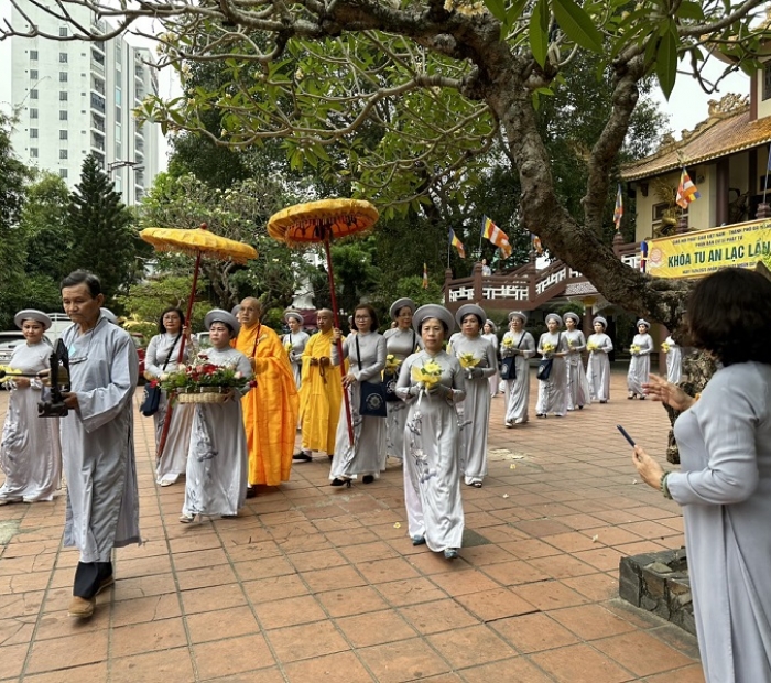 Phân ban cư sĩ Phật Tử Tp Đà Nẵng cung nginh Chư tôn Thiền Đức Tăng ni quang lâm chứng minh Khoá Tu Bát quan trai-Một ngày An lạc do Phân ban Cư sĩ Phật Tp Đn tổ chức