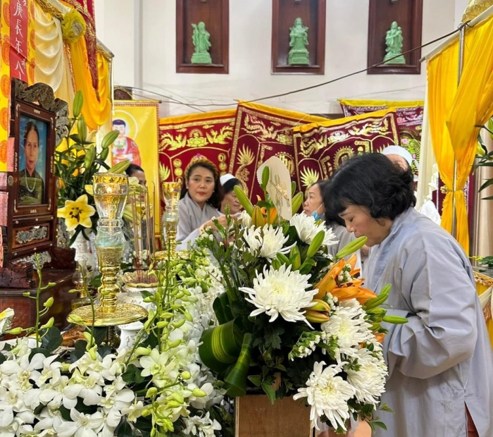 Tiểu ban thiện nguyện PBCSTP ĐN thăm viếng thân mẫu CS Hồng Nguyên qua đời